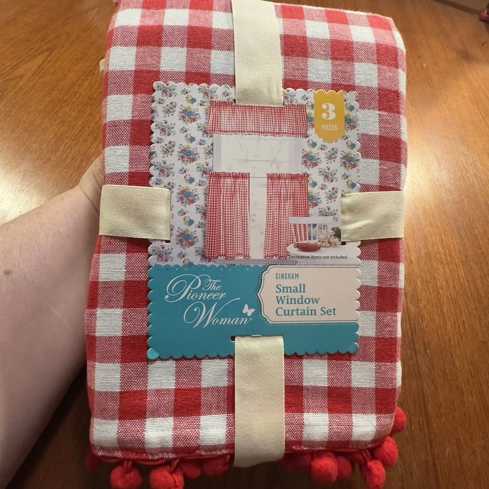 NEW Pioneer Woman Red Gingham Small Window Cafe Curtain Set 3pc‎ Pom Pom Trim